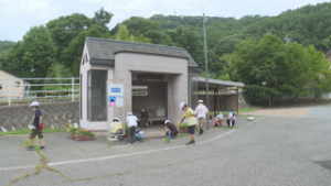 北御牧小学校４年生　地域のバス停をきれいに！　東御市大日向
