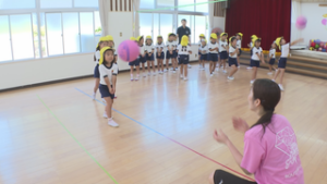 バレーボールの楽しさ知って　幼稚園児と選手が交流　上田北幼稚園