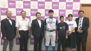 リトルリーグ全国大会へ　北御牧中学校　金井友大さんが市長表敬　東御市役所