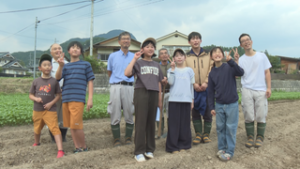 ９月にそばクラブ発足へ　青木小児童がタチアカネの種まき　青木村　田沢
