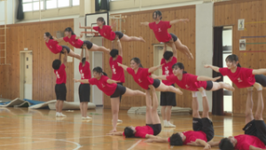 体操の楽しさを知って　日本体育大学体操部が小中学校で指導　東御市立祢津小学校
