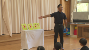 坂城消防署の関哲哉さん　「防災の日」前に絵本を寄贈　坂城保育園