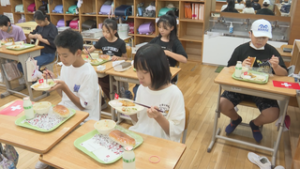 姉妹都市提携５０周年を記念　真田地域の小中学校でスイス特別企画給食　上田市立本原小学校
