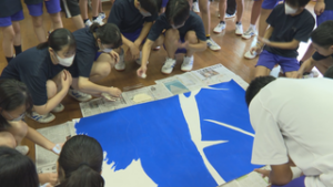 坂城中学校　大峰祭に向け　全校でステージバック制作