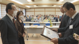 東御市で金婚祝賀式　結婚５０年を控えた夫婦をお祝い　東御市高齢者センター