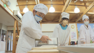 地元特産品への理解を深めよう　青木小そばクラブ　そば打ちに挑戦！　道の駅あおき　ふるさと体験館