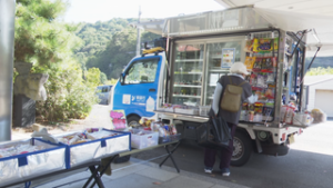 移動販売車を活用し 上田警察署が街頭啓発 東御市 北御牧公民館