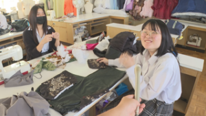 古着をリメイク　丸子修学館高校　ファッションショーの準備　上田市