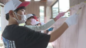 北御牧小学校 4年松組 ペンキ塗りでバス停を明るく! 東御市大日向