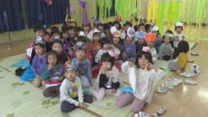 塩田北保育園 ハロウィンでお菓子振る舞う 上田市小島