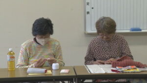 今月末に北御牧総合作品展 手作りに魅了 編み物教室 東御市北御牧公民館