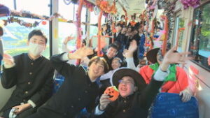 青木中学校 千曲バスの車内を飾り付け 青木村