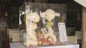 上田市出身の作家が手作り　白蛇神社に白へび作品を奉納　上田市上田