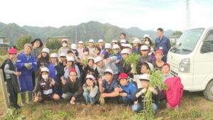 町の特産品を育てよう　南条小４年生　ねずみ大根収穫　坂城町南条　