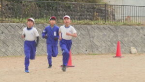 子どもたちに諦めない心を　南条小でマラソン大会