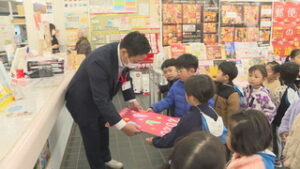 まるっと０２６８　１１月１８日　青木保育園手作りカレンダープレゼント・南部保育園バス乗り方教室・上田市戦没者追悼式