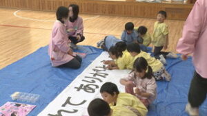 子ども目線で交通安全を発信　信学会上田南幼稚園で横断幕づくり