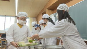 ６年生の卒業を給食でお祝い　上田市立本原小学校