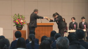 心の成長に繋げて　善行表彰・「家庭の日」作文表彰式　上田創造館