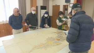 年に一度の恒例行事　東御市　六分水の古文書を虫干し　東御市滋野コミュニティセンター