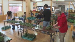 道の駅あおき青年部会が初企画　クリスマスリースや竹灯籠作り　青木村　