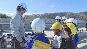 上田市立神川小学校の子どもたち　地域の工事現場を見学　上田市蒼久保