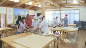 地域の人と共に特産品への理解を深めよう　青木小学校そばクラブがそば打ち　道の駅あおき　ふるさと体験館