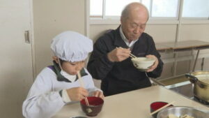 手作りのおしぼりうどんで　感謝伝えるお礼の会　坂城町立坂城小学校