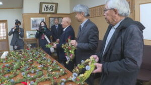 まるっと０２６８　議会一般質問（東御市・坂城町）・しおだっ子応援団クリスマスリース贈る