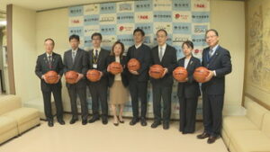 坂城町の小中学校へ　力石化工がバスケットボール寄贈　坂城町役場