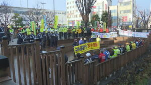 年末は特に気を付けて　特別警戒・交通安全運動　上田駅前　
