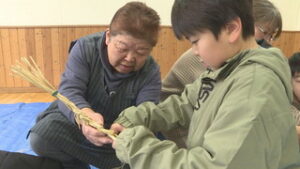 上川原栁町自治会のシニアクラブ　小学生としめ縄作り　上田市上川原柳町公会堂　　