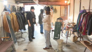 クリスマスや正月の商品が並ぶ　海野宿マルシェ師走市　東御市