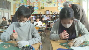 伝統の農民美術作り卒業制作に　上田市立東塩田小学校