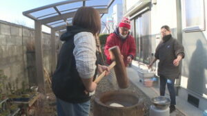 家族大集合で賑わう　年末恒例の餅つき　上田市下塩尻
