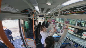 バス利用のきっかけに　上田西高校　ギャラリーバス運行　上田市下塩尻