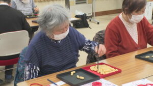 社協　ボランティア養成講座　箸を使って脳を活性化　真田総合福祉センター