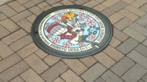 映画「サマーウィーズ」１５周年を記念しマンホールのふたを設置　上田市海野町