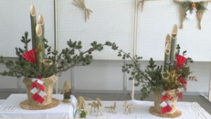 東御市の関清衛さん　自作の門松・しめ飾り・生花を展示　東御市北御牧庁舎