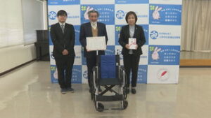 「小さな親切」運動　上田支部　上田市社会福祉協議会に車いすを寄贈　上田市