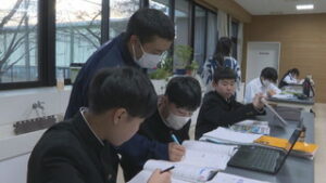 高校生が先生　上田二中で放課後学習支援　上田市立第二中学校