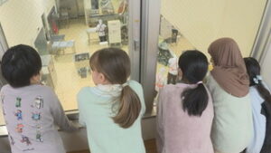 食への関心につなげて　村上小児童が給食センター見学　坂城町