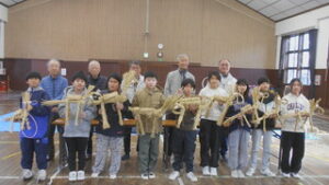 地域の伝統を受け継ぐ　わら馬づくり　上田市立浦里小学校