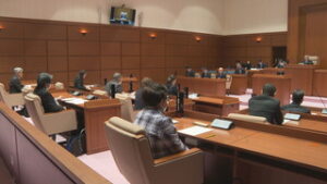 青木村議会　補正予算を可決　物価高対策で全村民に２万円給付へ　青木村議場　