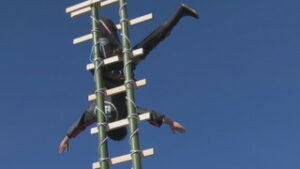 上田市消防団　第８分団　伝統技能「はじご乗り」を練習