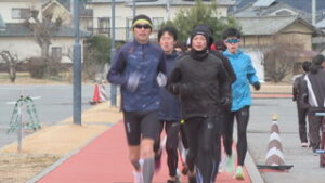 県縦断駅伝優勝の上田東御小県　今年の決意を新たに　走り初め　上田市小泉　日置電機ランニングコース