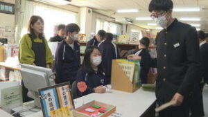 まるっと０２６８　１月１９日　上田四中　図書館でお守り配布・上田東高校　探求学習発表