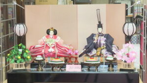 松葉彌 　旧店舗の向かいで　ひな人形を展示販売　上田市原町
