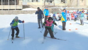 今月２８日に校内大会　校庭でスキー練習　上田市立菅平小中学校