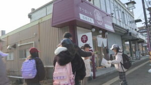 まるっと０２６８　１月２６日　手作りグッズ作成講座・城下小　協力店舗にお礼訪問